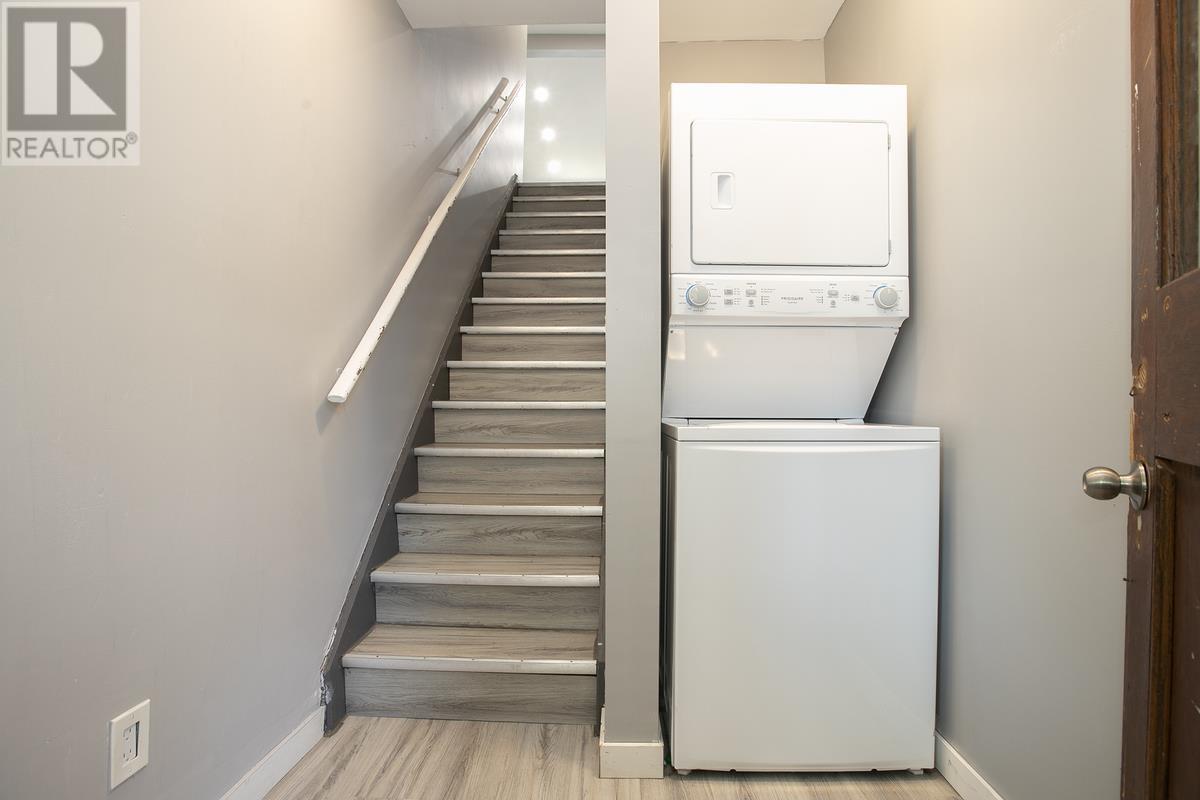 344 Wellington ST - 32