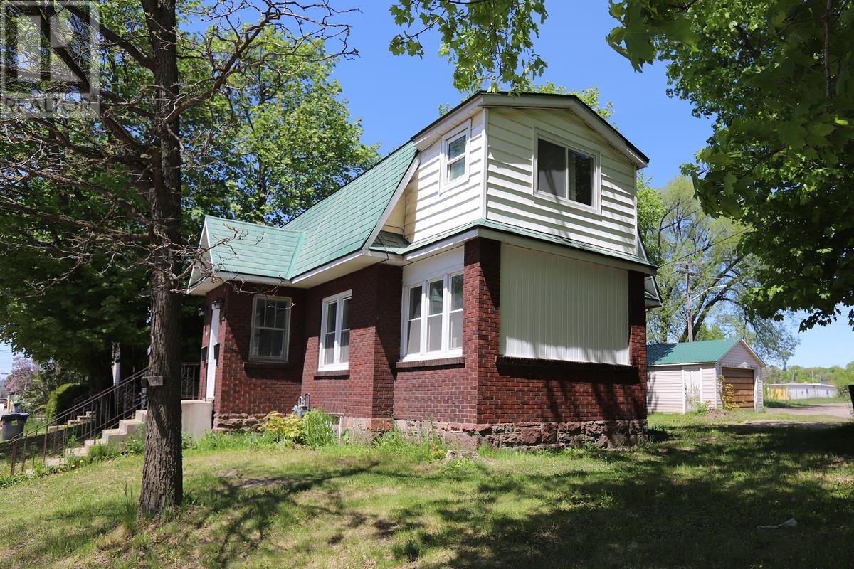 344 Wellington ST - 4