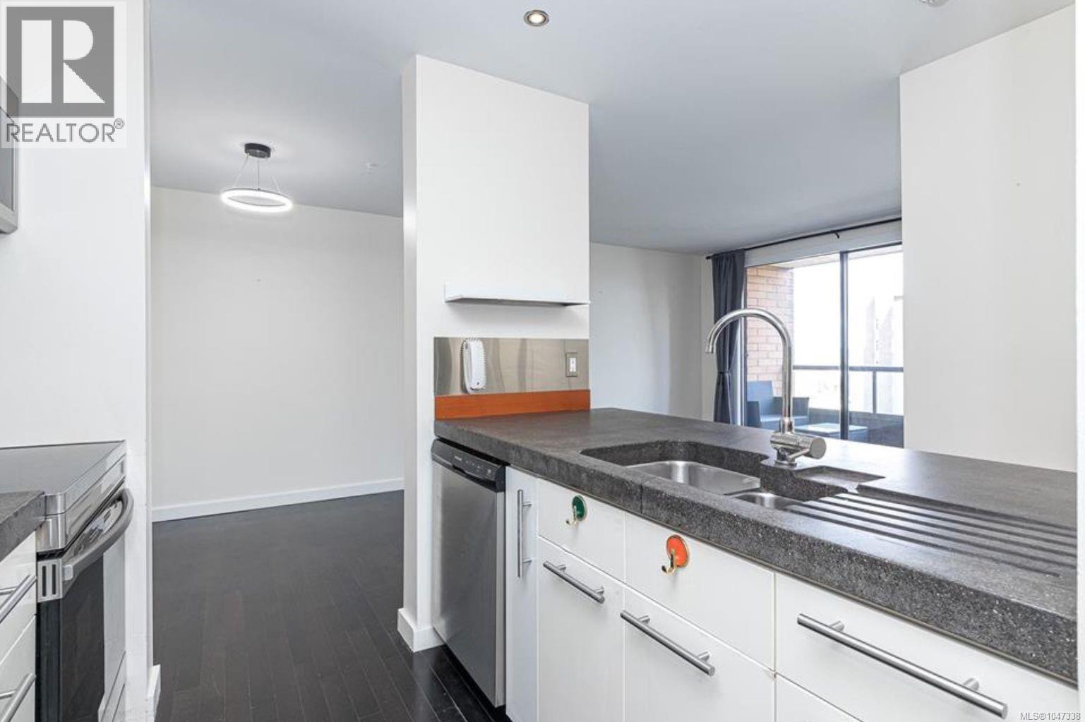 #1005 1630 Quadra St - 11