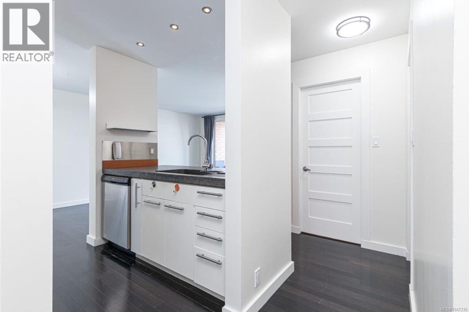 #1005 1630 Quadra St - 2
