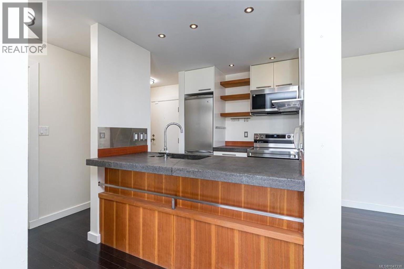 #1005 1630 Quadra St - 9