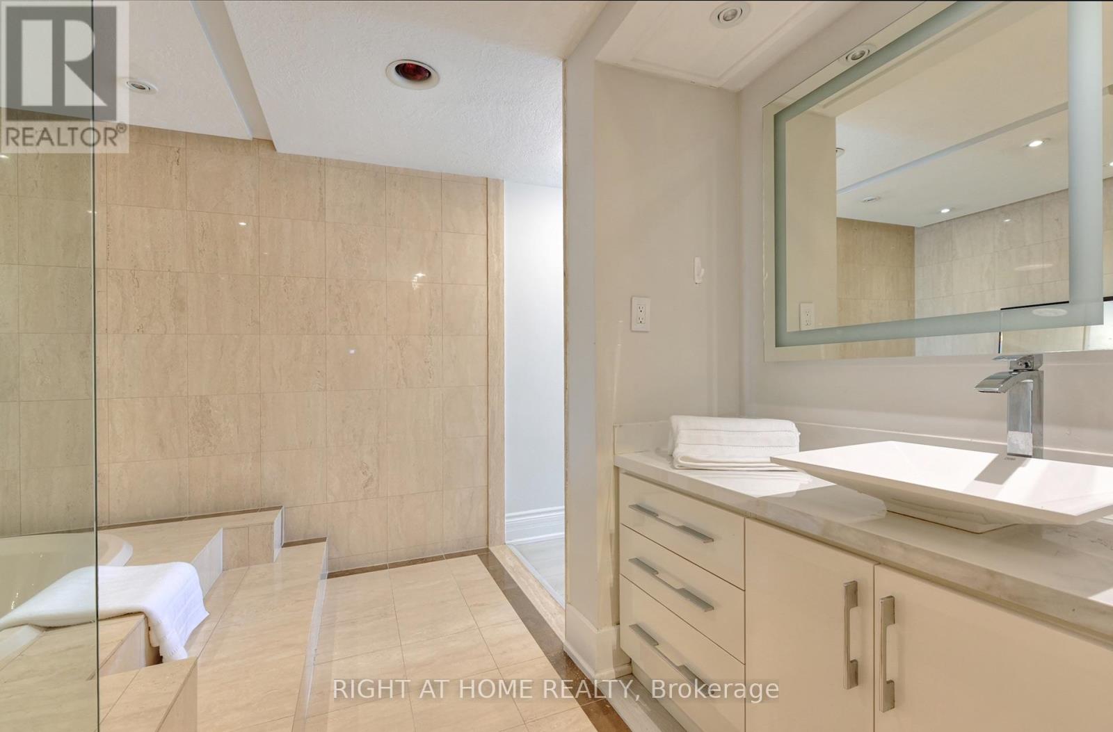 #202E 460 QUEENS QUAY W - 16