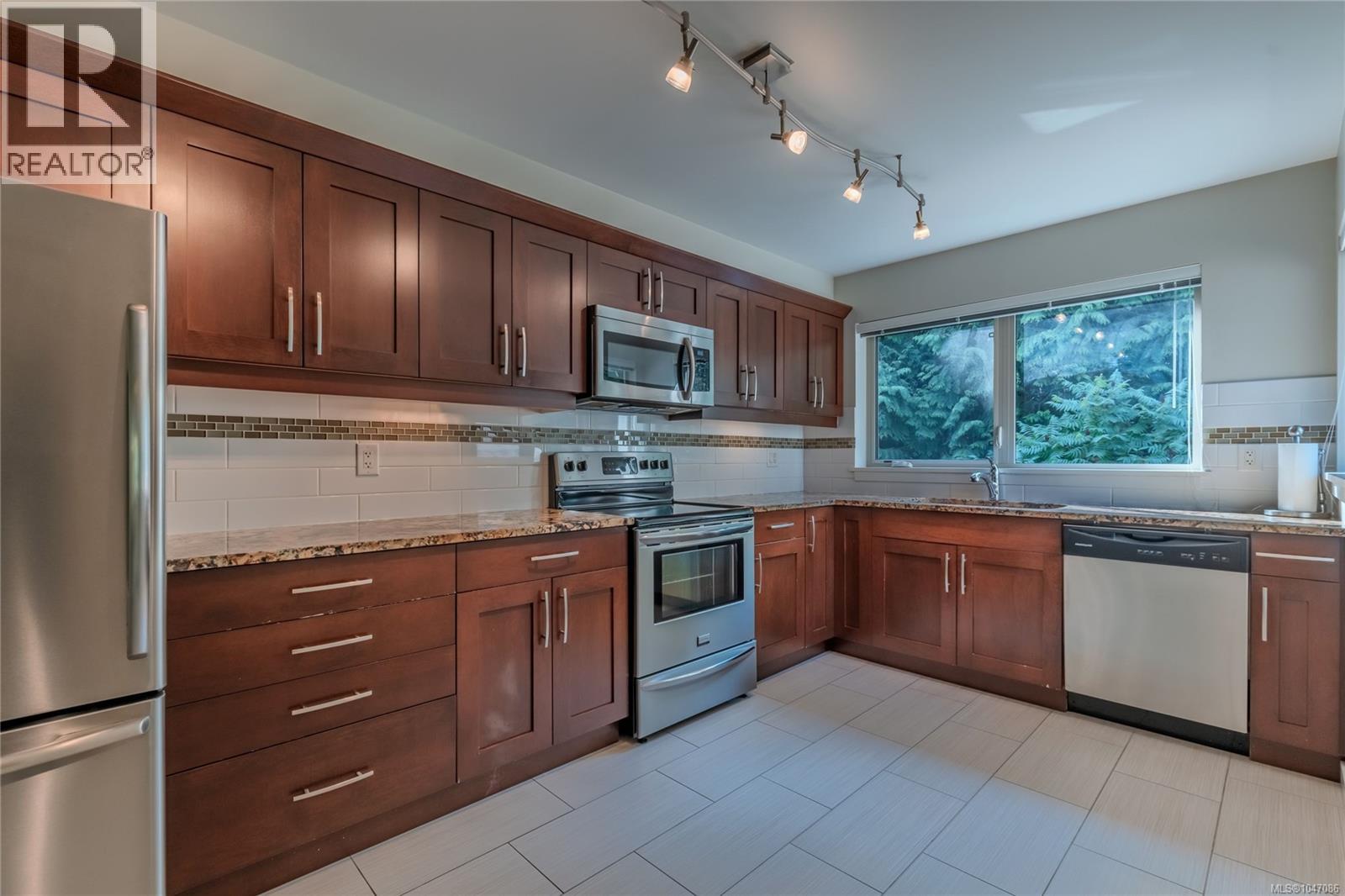 #404 5670 Edgewater Lane - 3