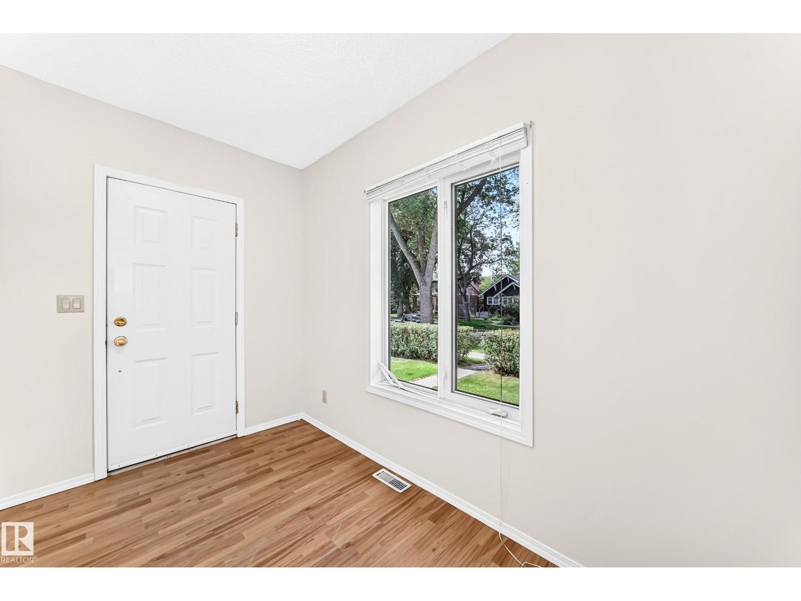 11045 125 ST NW - 4