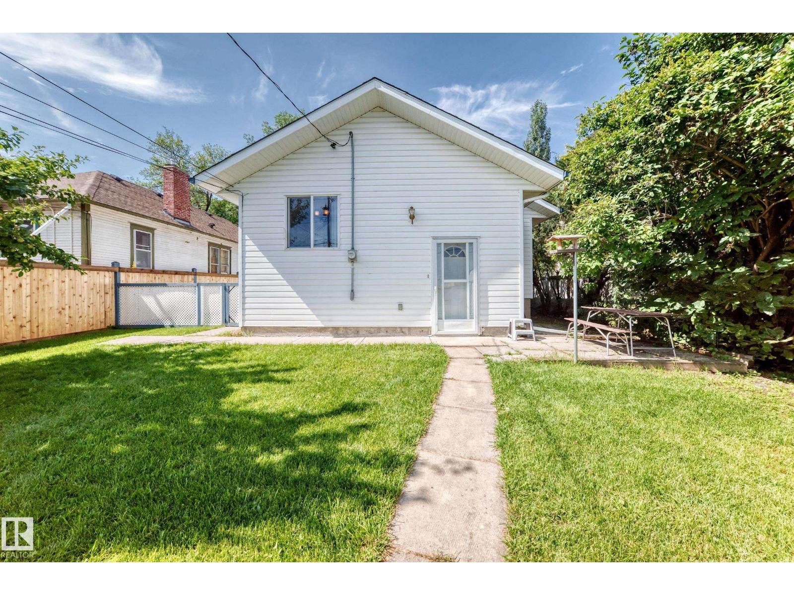 11045 125 ST NW - 48