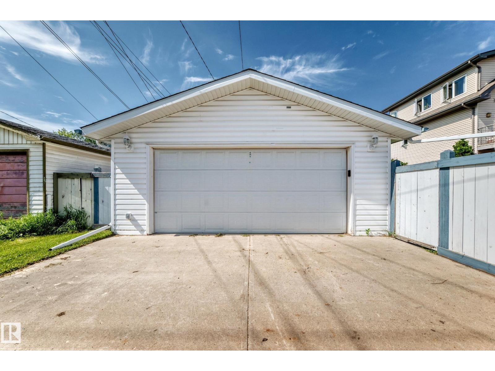 11045 125 ST NW - 51