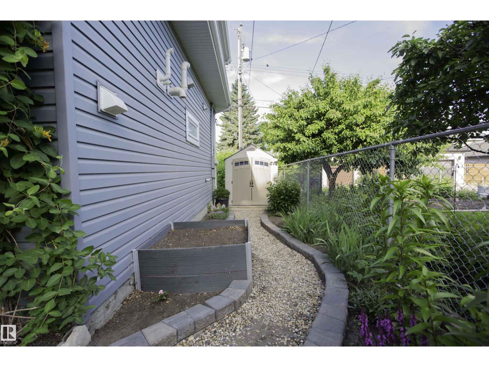 11131 52 ST NW - 4
