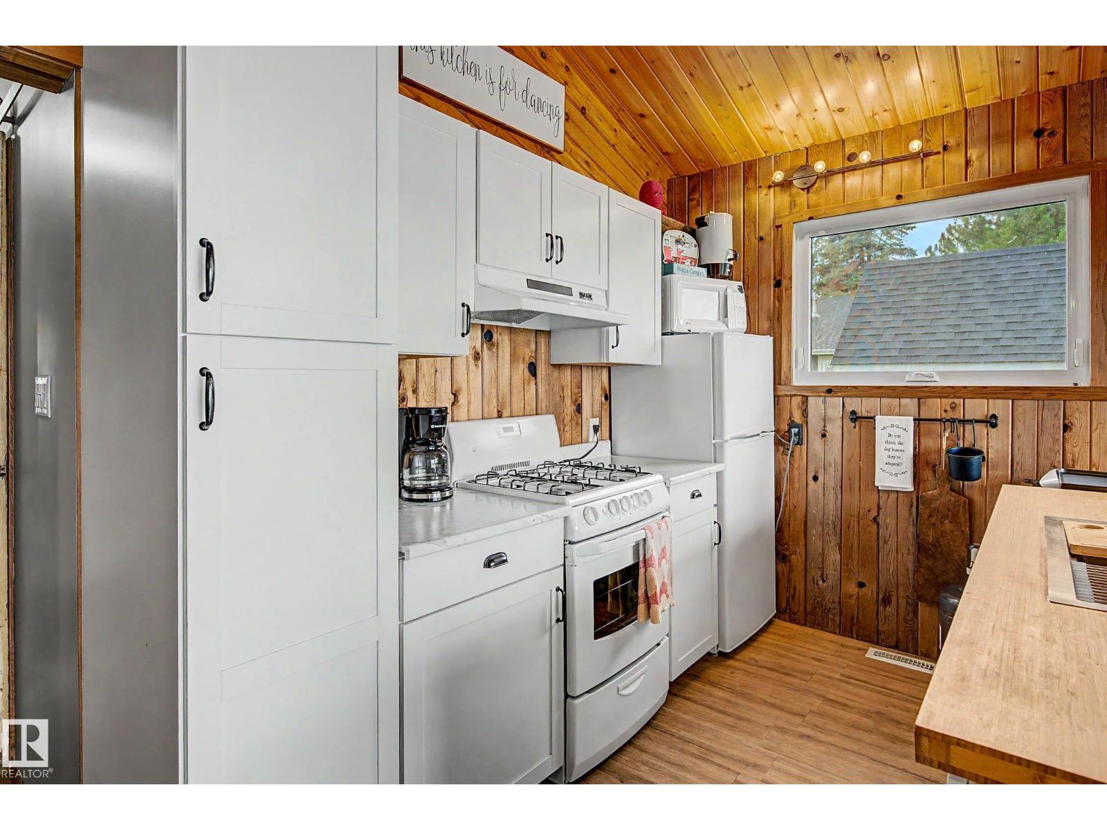 624 LAKESHORE DR DR E - 35
