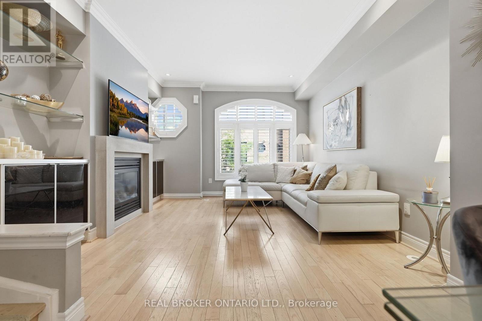 39 LOBO MEWS - 1