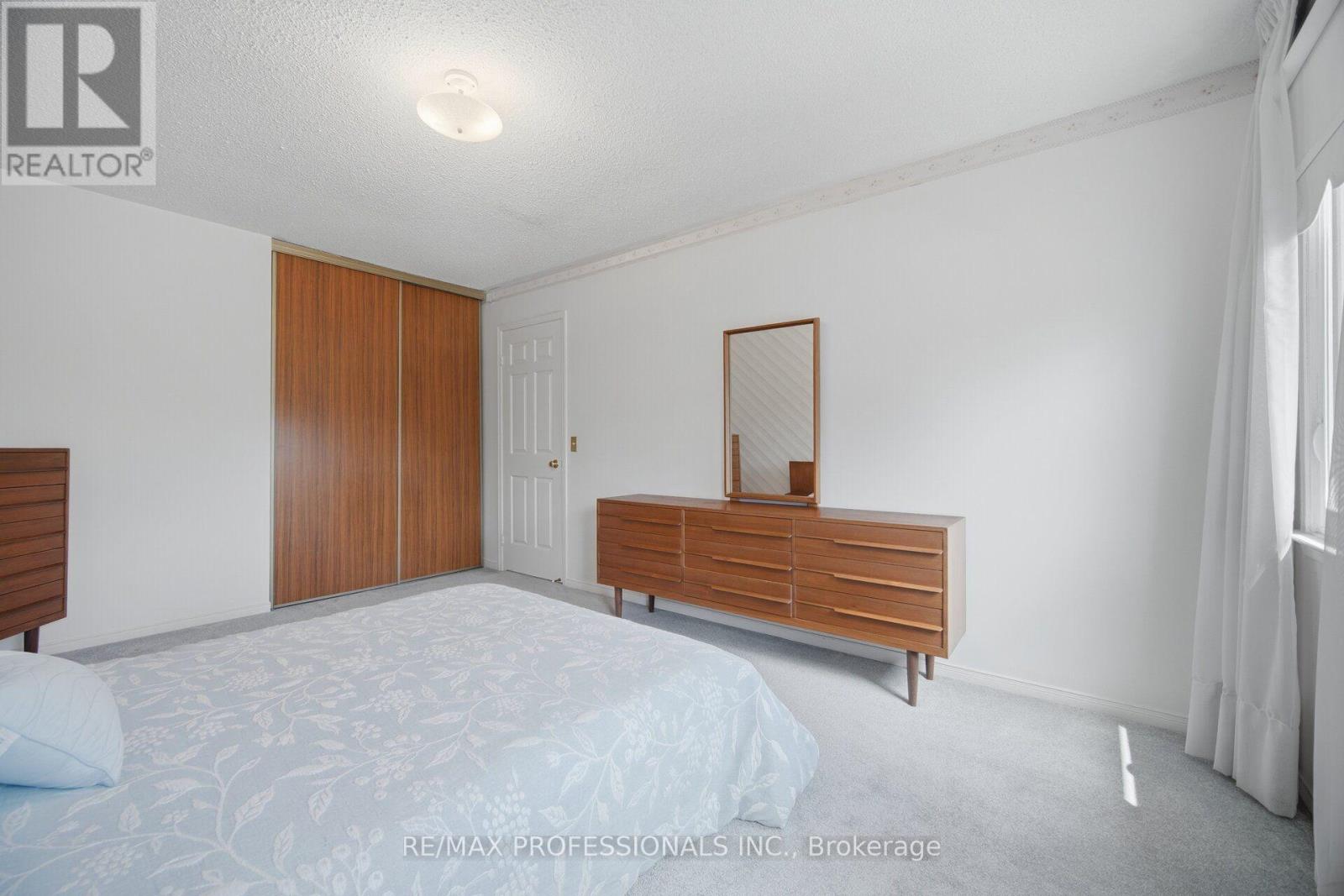 14 LAURA COURT - 35