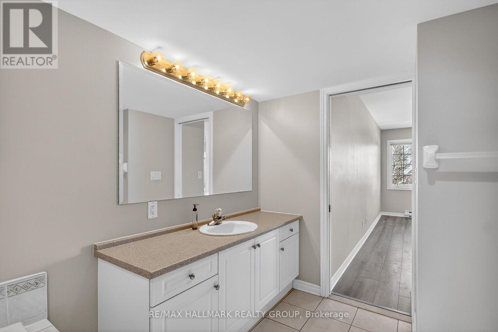#2B 51 ROBSON COURT - 27