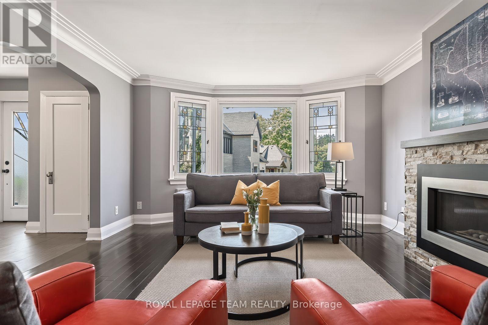 111 IVY CRESCENT - 3