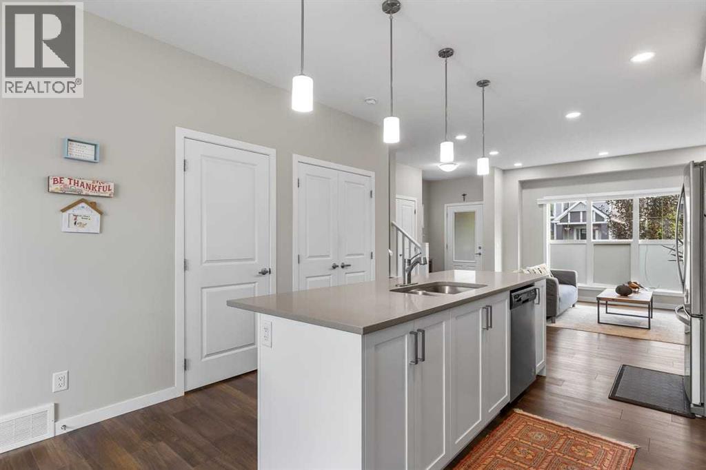 111 Hillcrest Close SW - 12