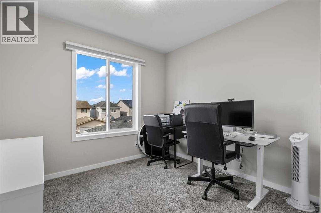 111 Hillcrest Close SW - 29