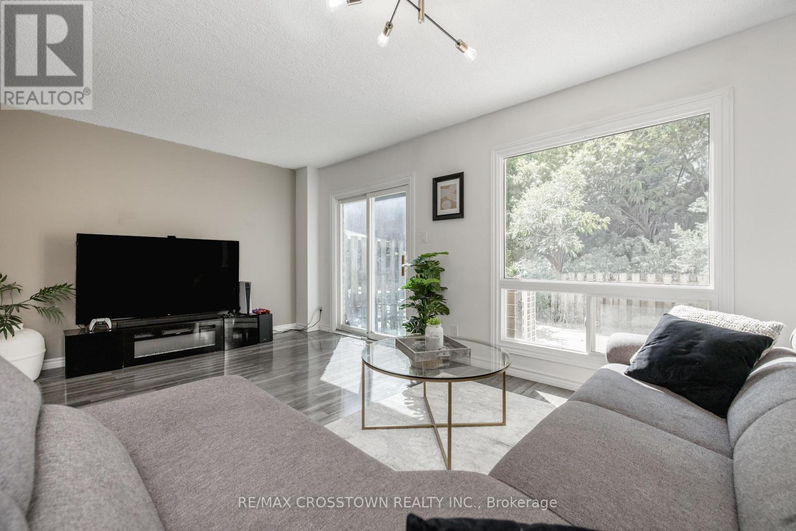 #32 52 ADELAIDE STREET - Image 18