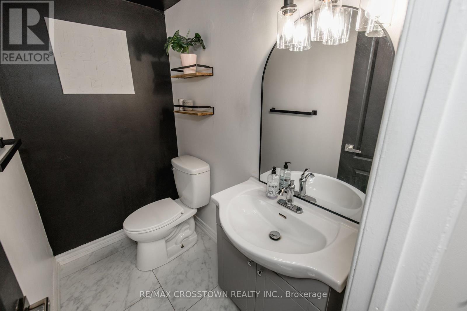 #32 52 ADELAIDE STREET - Image 21
