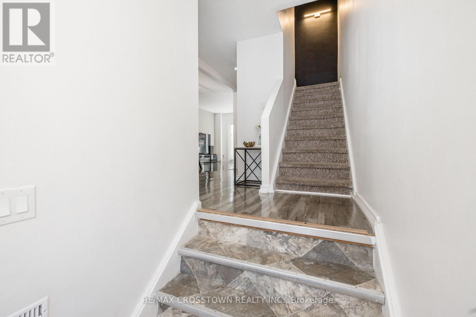 #32 52 ADELAIDE STREET - Image 5