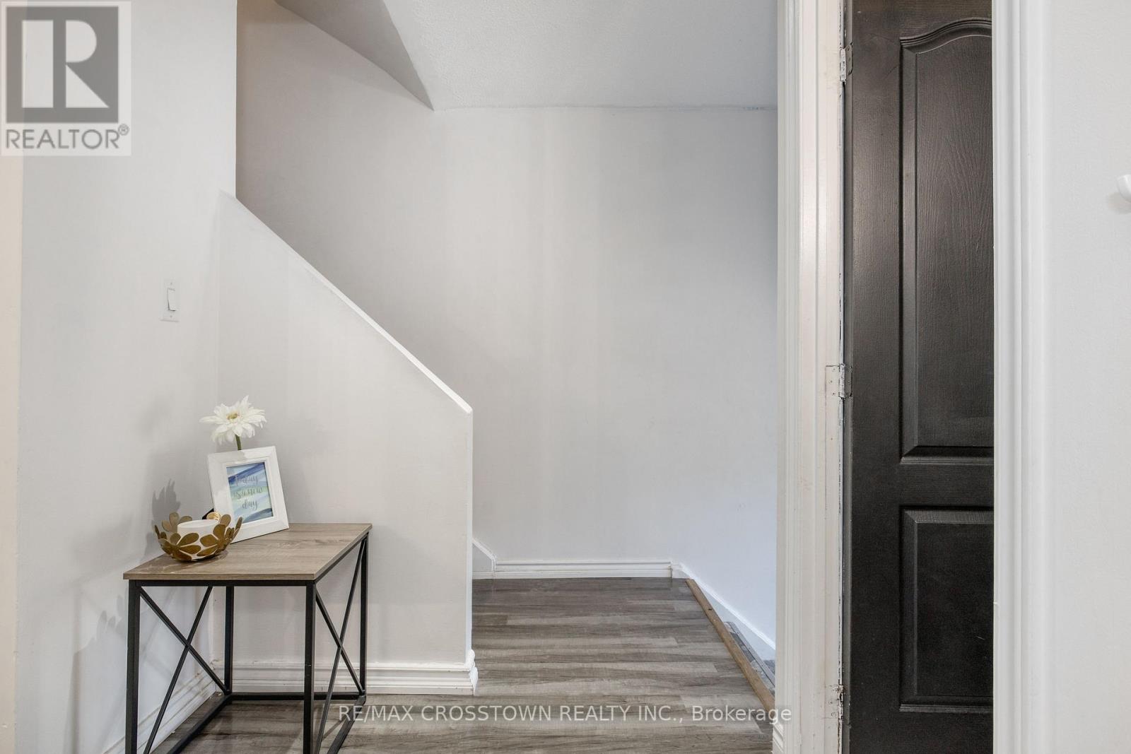 #32 52 ADELAIDE STREET - Image 6