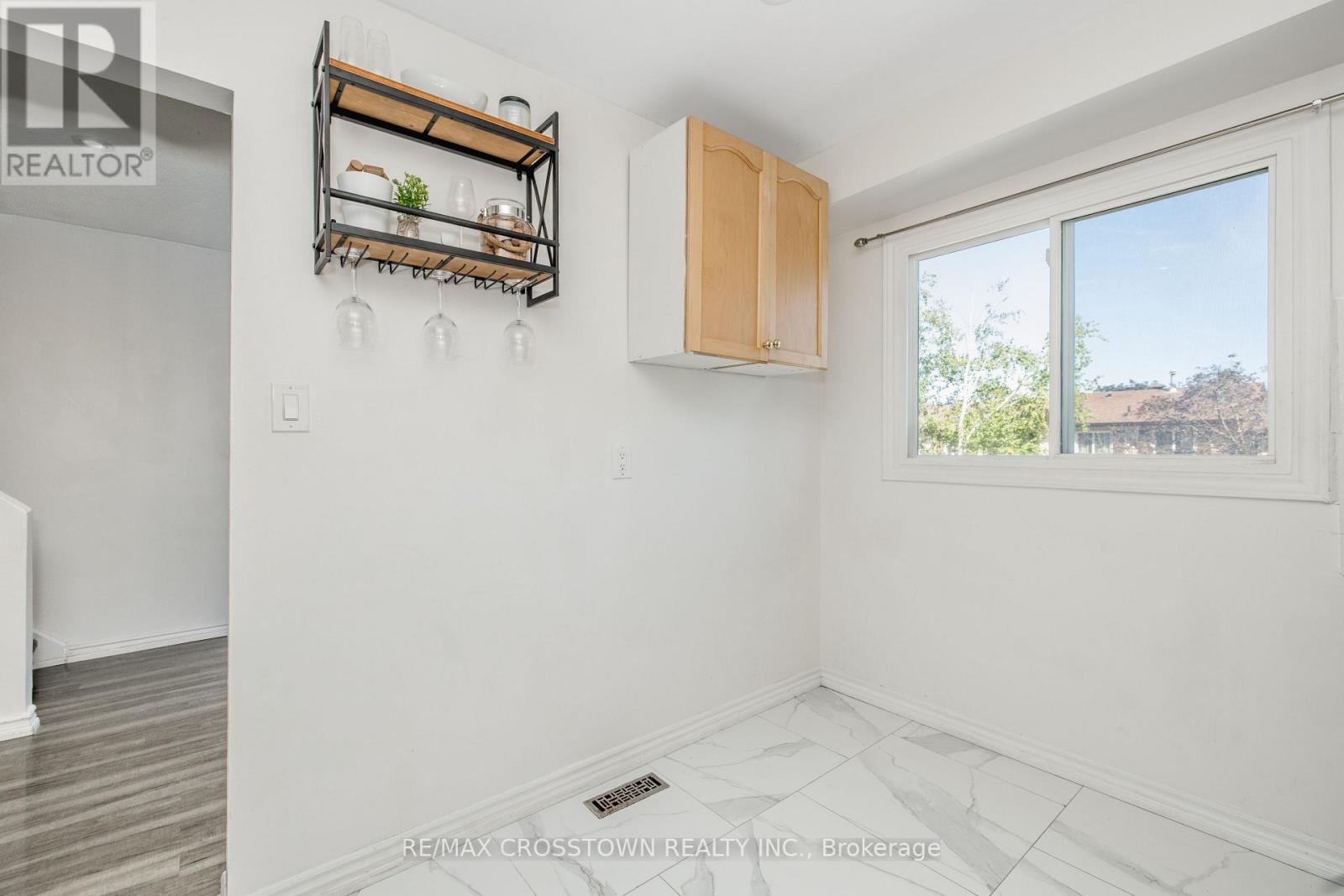 #32 52 ADELAIDE STREET - Image 7