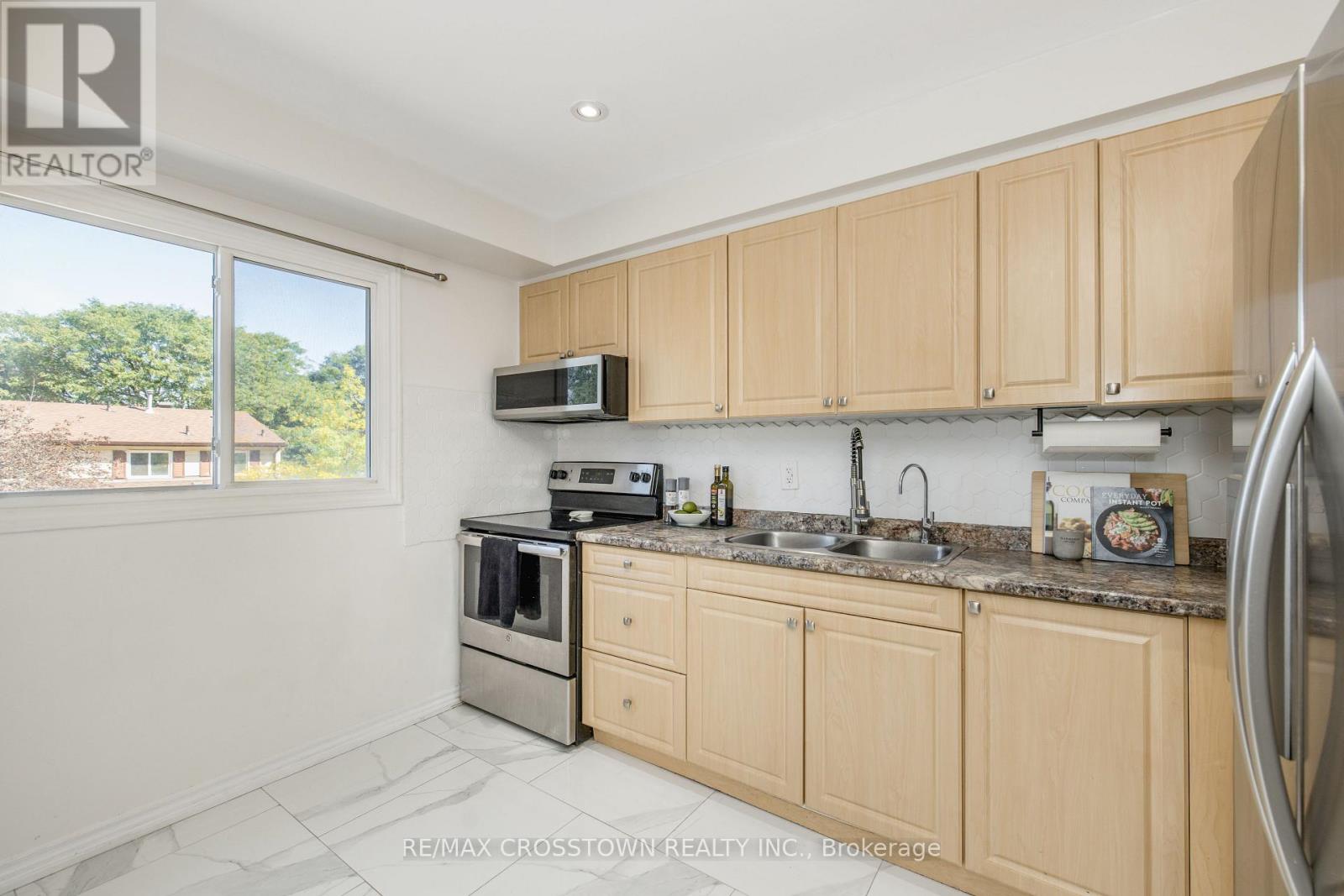 #32 52 ADELAIDE STREET - Image 8