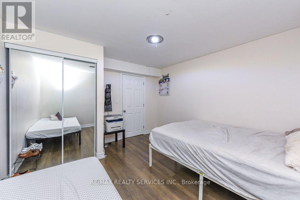 22 ROBERT PARKINSON DRIVE W - Image 32