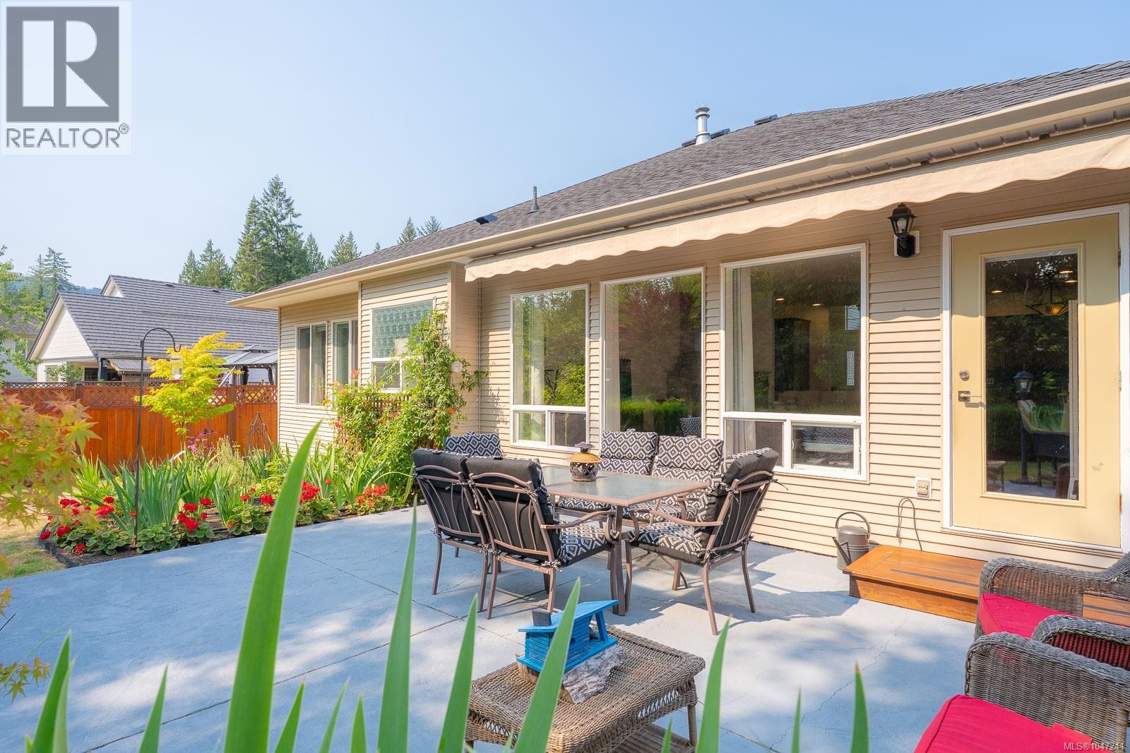 3744 Cavendish Blvd - 37