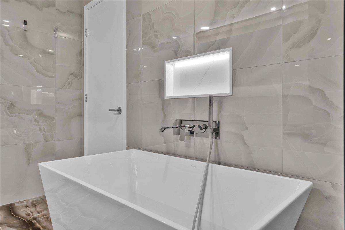 905 1342 JOHNSTON ROAD, White Rock