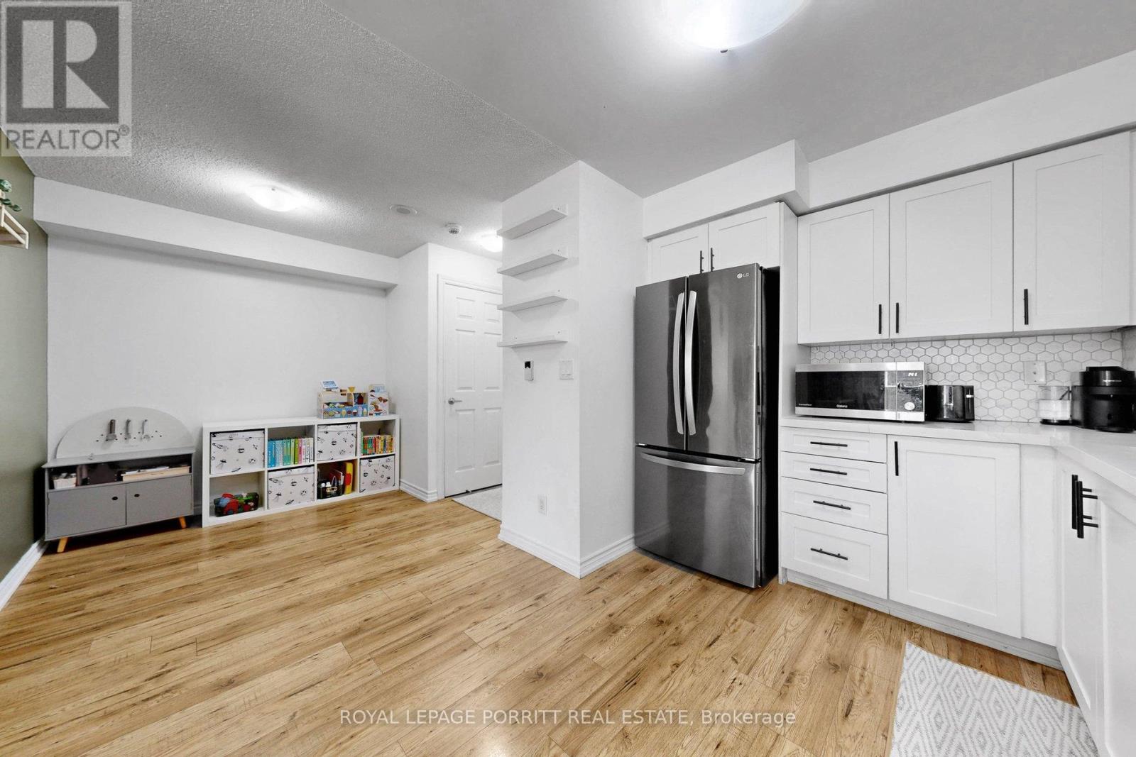 #927 3888 DUKE OF YORK BOULEVARD - Image 5
