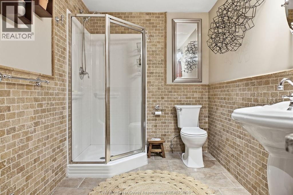 205 CLUBVIEW DRIVE - 37