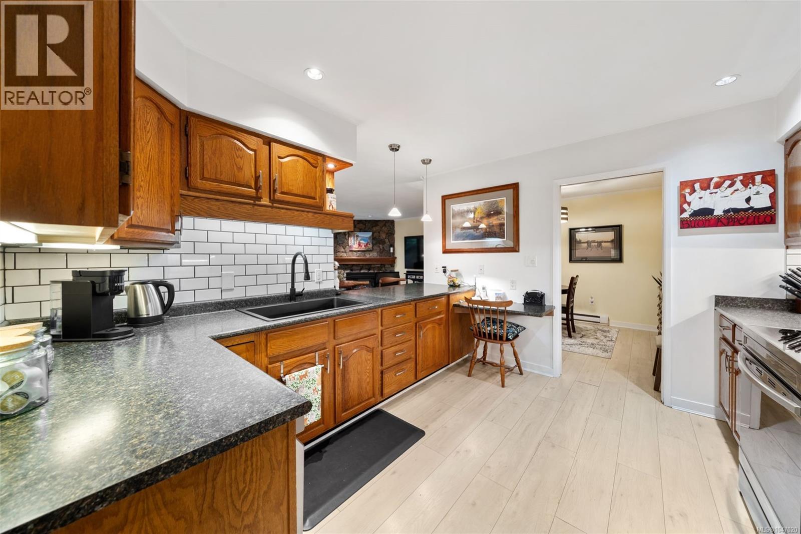 #104 1106 Glenora Pl - 10