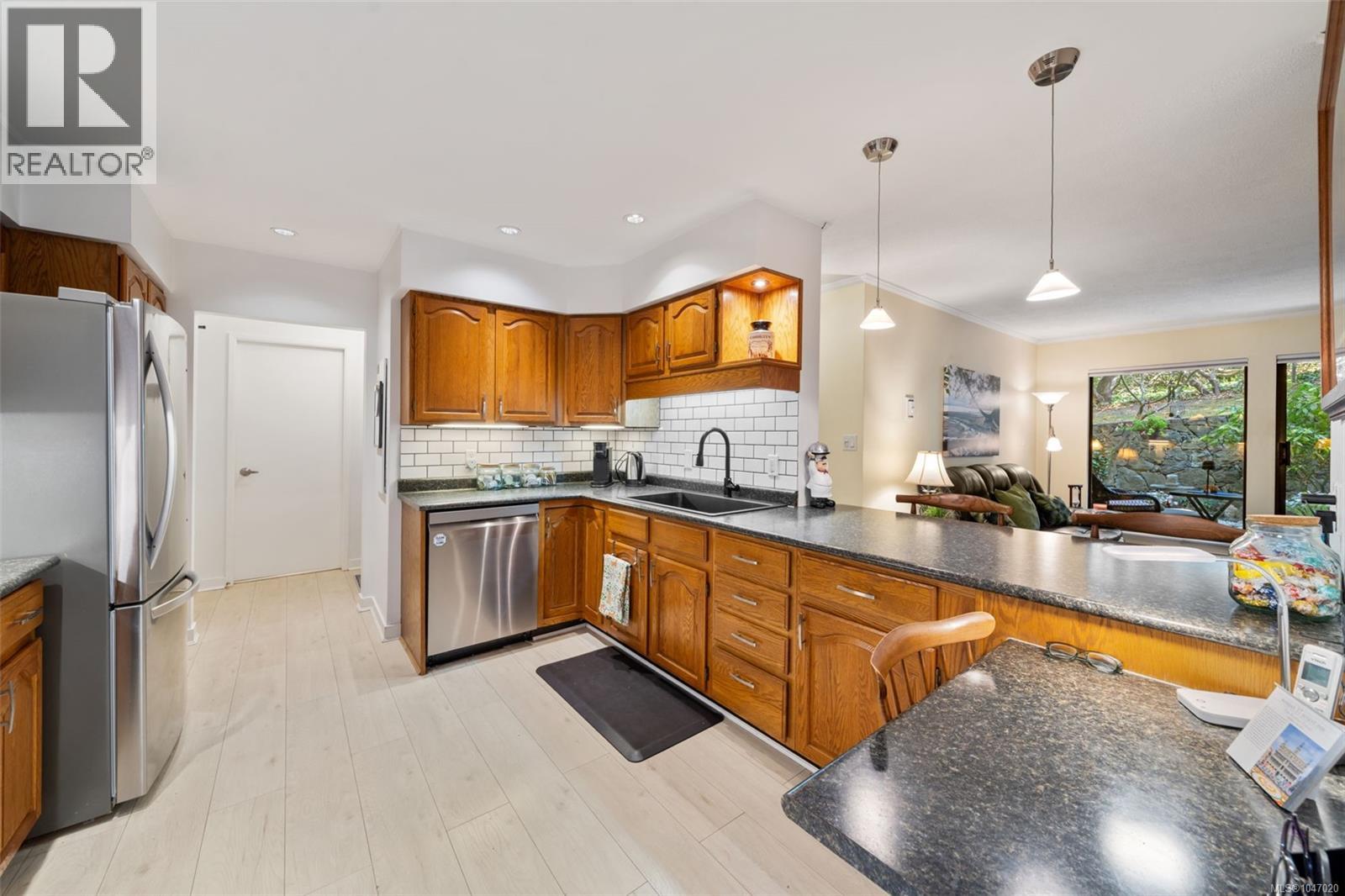 #104 1106 Glenora Pl - 3