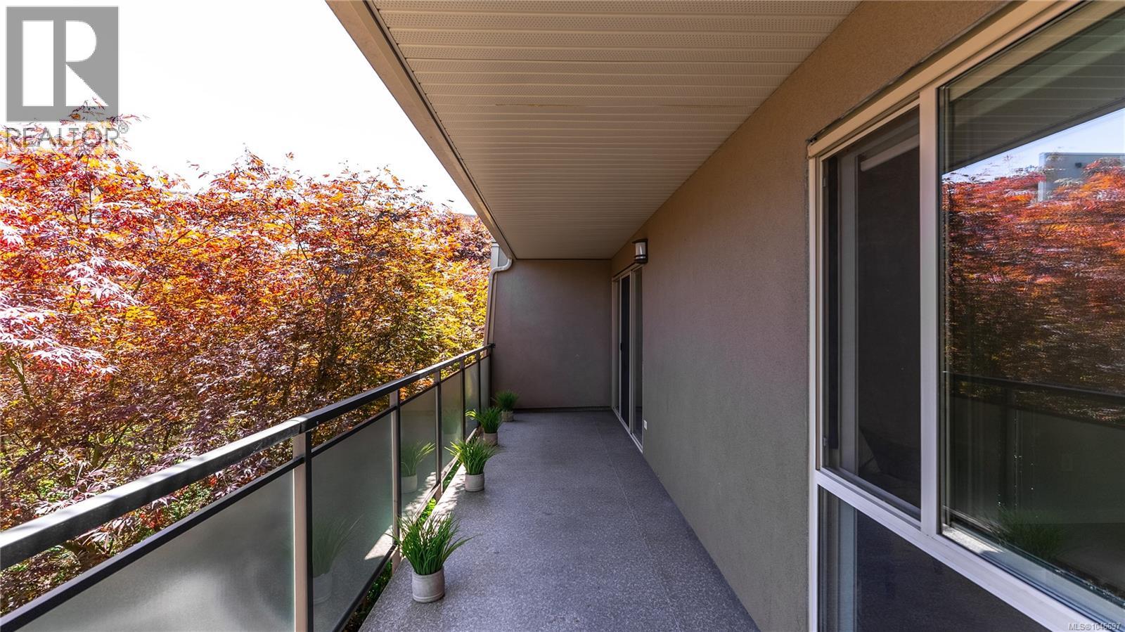 207 1419 Stadacona Ave, Victoria
