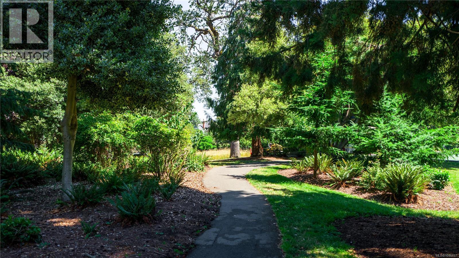 207 1419 Stadacona Ave, Victoria