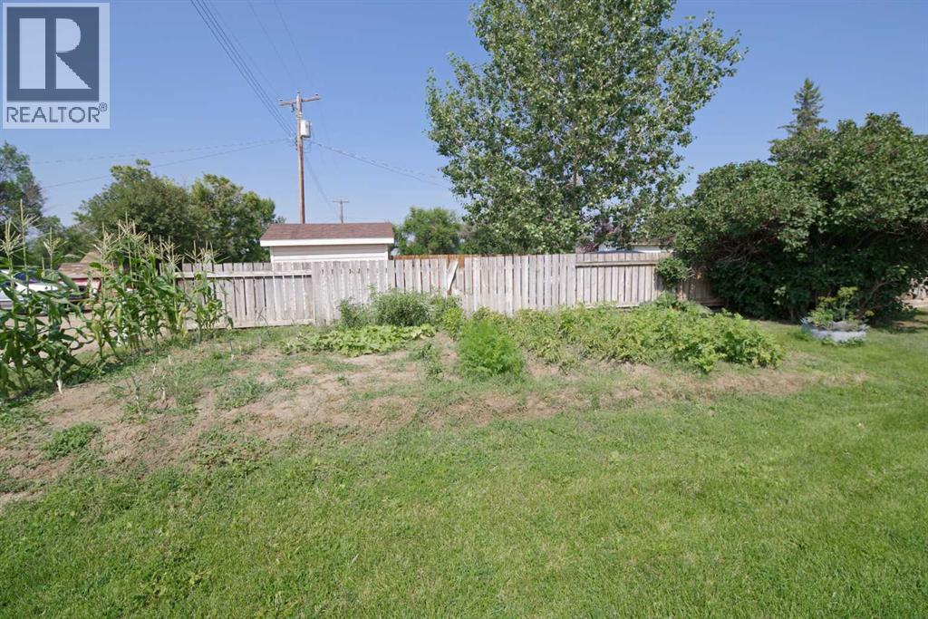 607 6 Street N - Image 32