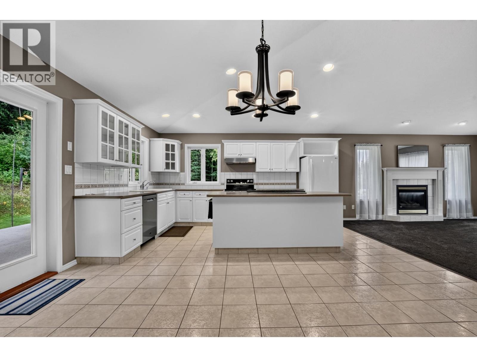 Photo 14 of 40 — 9288 SUMMERSET PLACE · Prince George, BC
