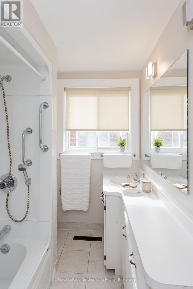 1009 ELIZABETH STREET - 23