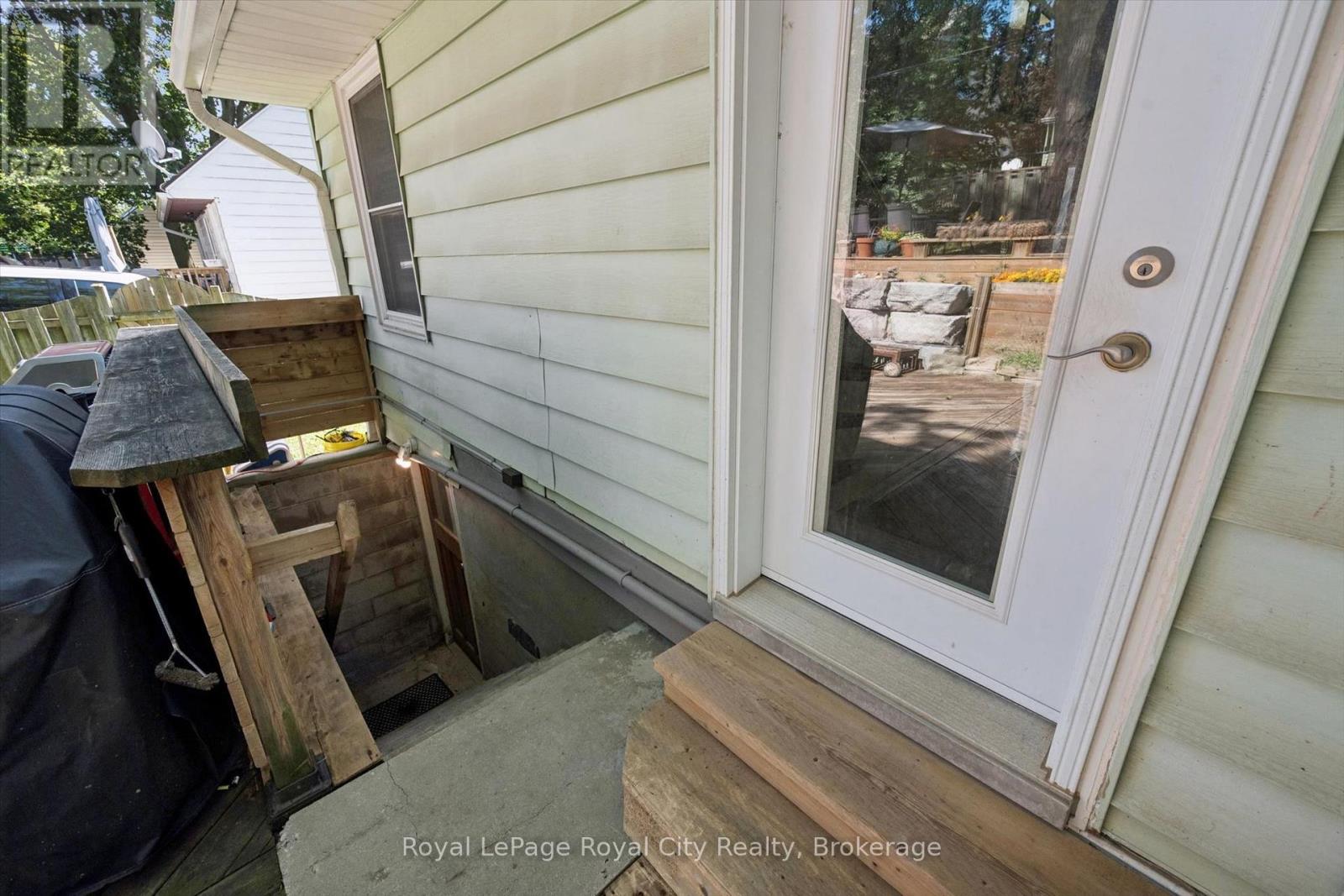 39 RIDGEWOOD AVENUE - 43