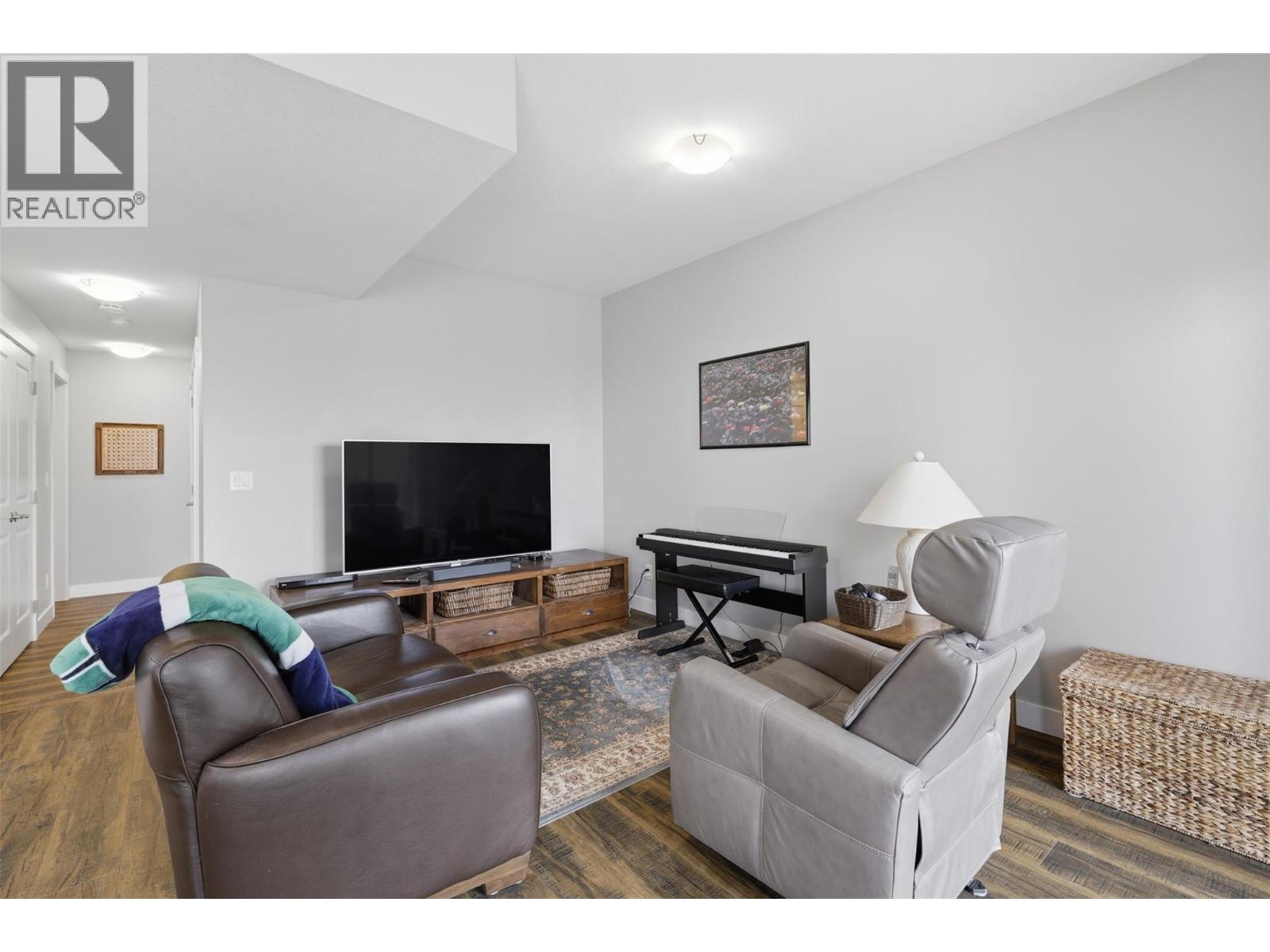 #116 1939 COLDWATER Drive - Image 32
