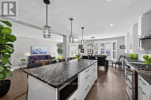 18 HAMMOND CRESCENT - 16