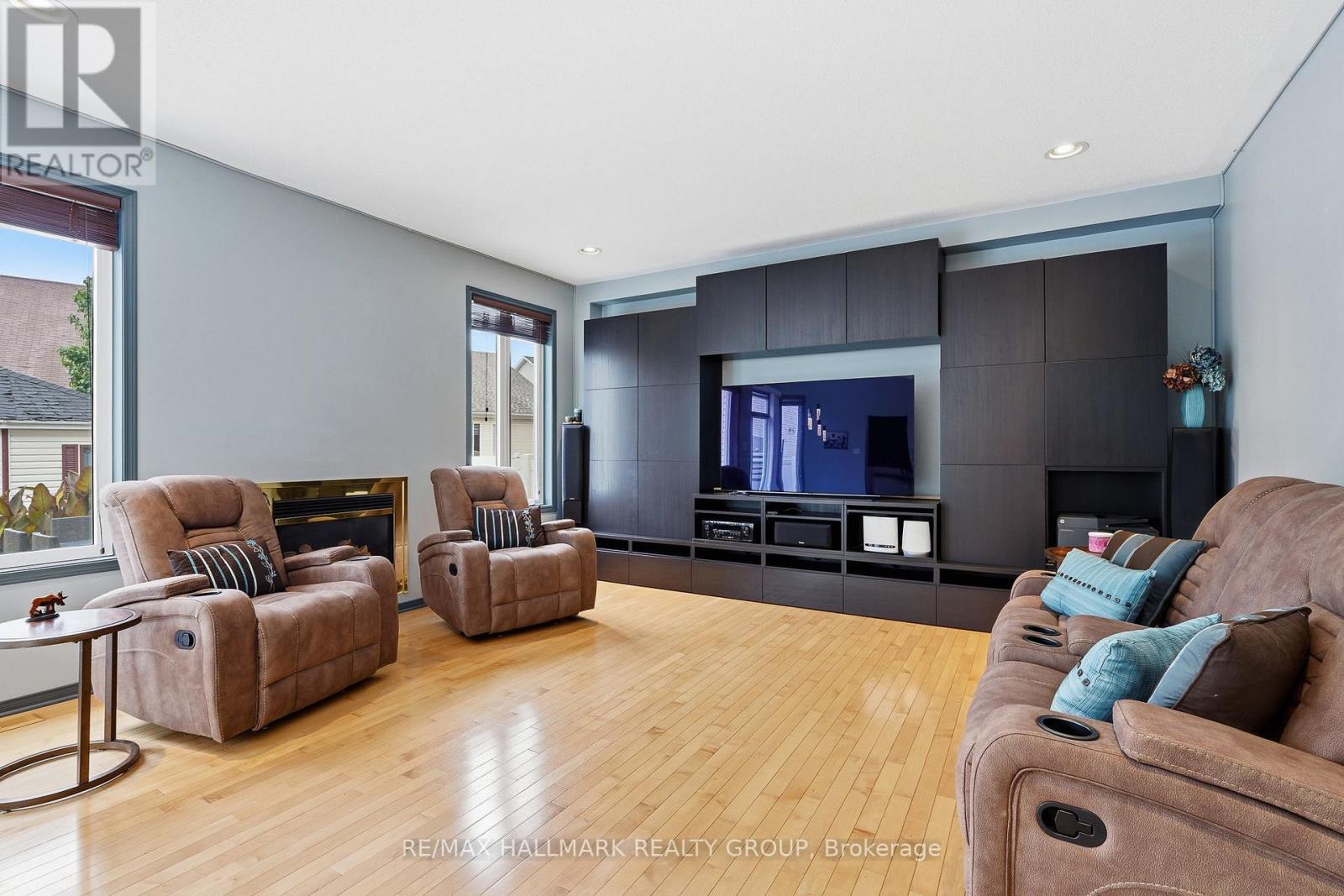 563 EVANGELINE STREET - 32