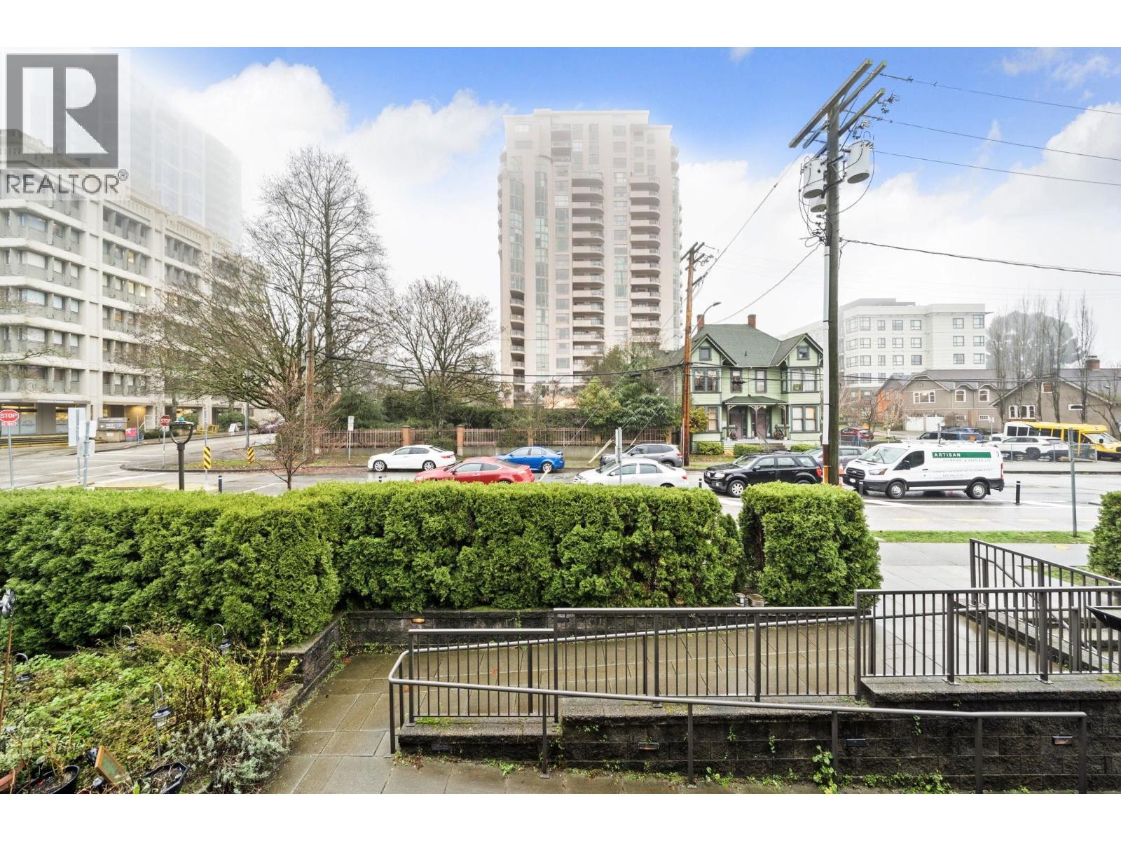 213 436 SEVENTH STREET, New Westminster