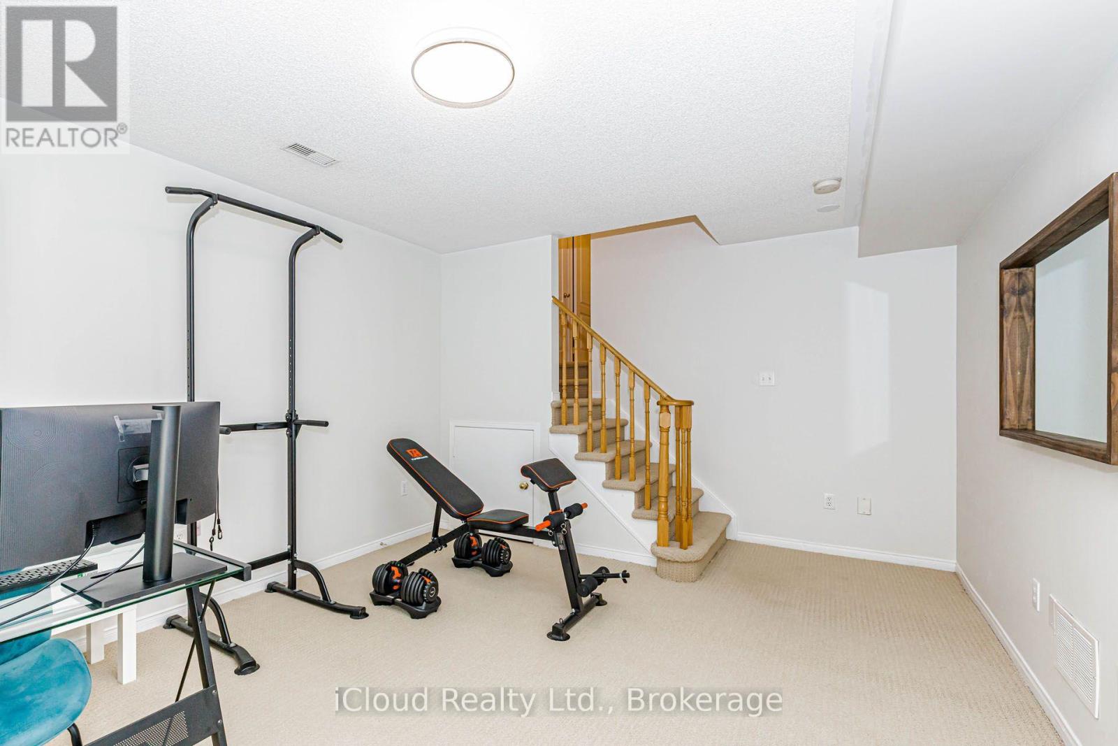 1279 LAMONT CRESCENT - 43