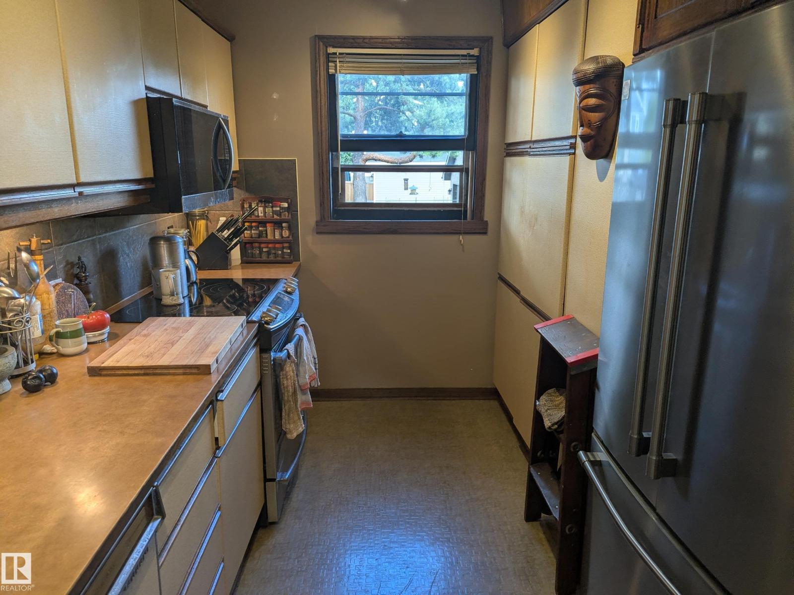 6551 112A ST NW - 8