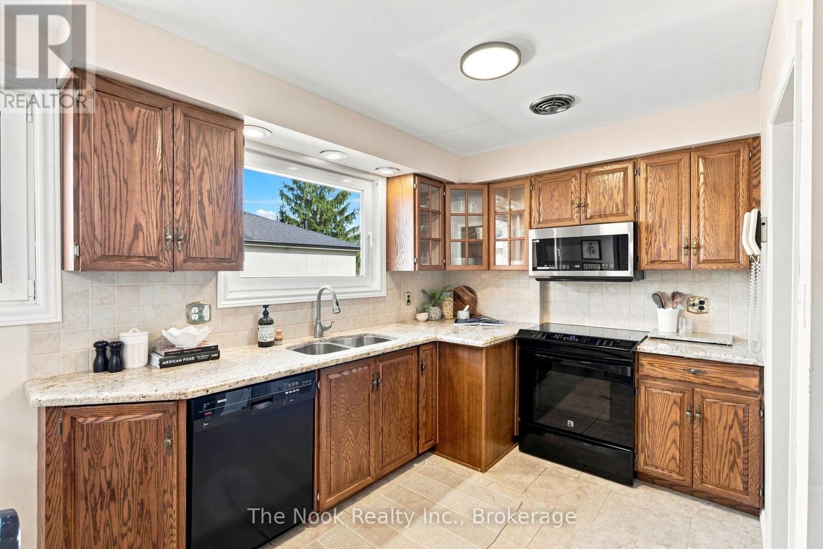 274 LABRADOR DRIVE - Image 15