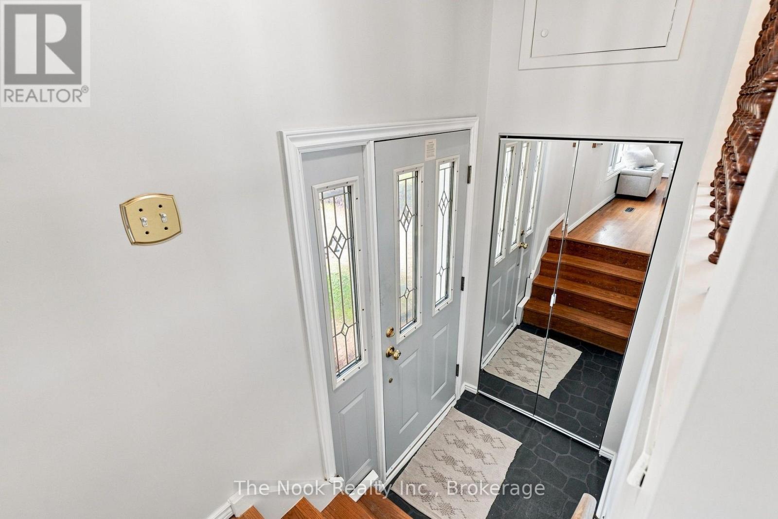 274 LABRADOR DRIVE - Image 4