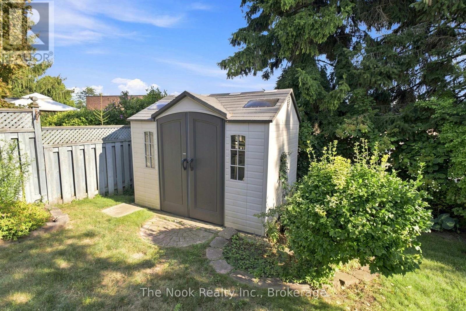 274 LABRADOR DRIVE - Image 44