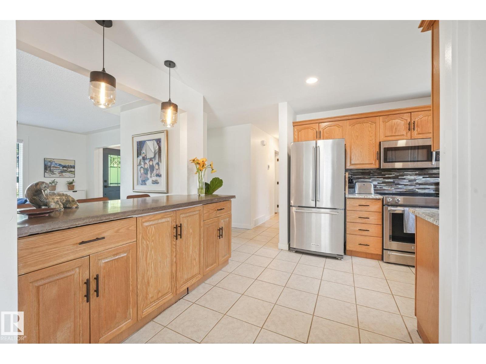 16613 90 AV NW - 11