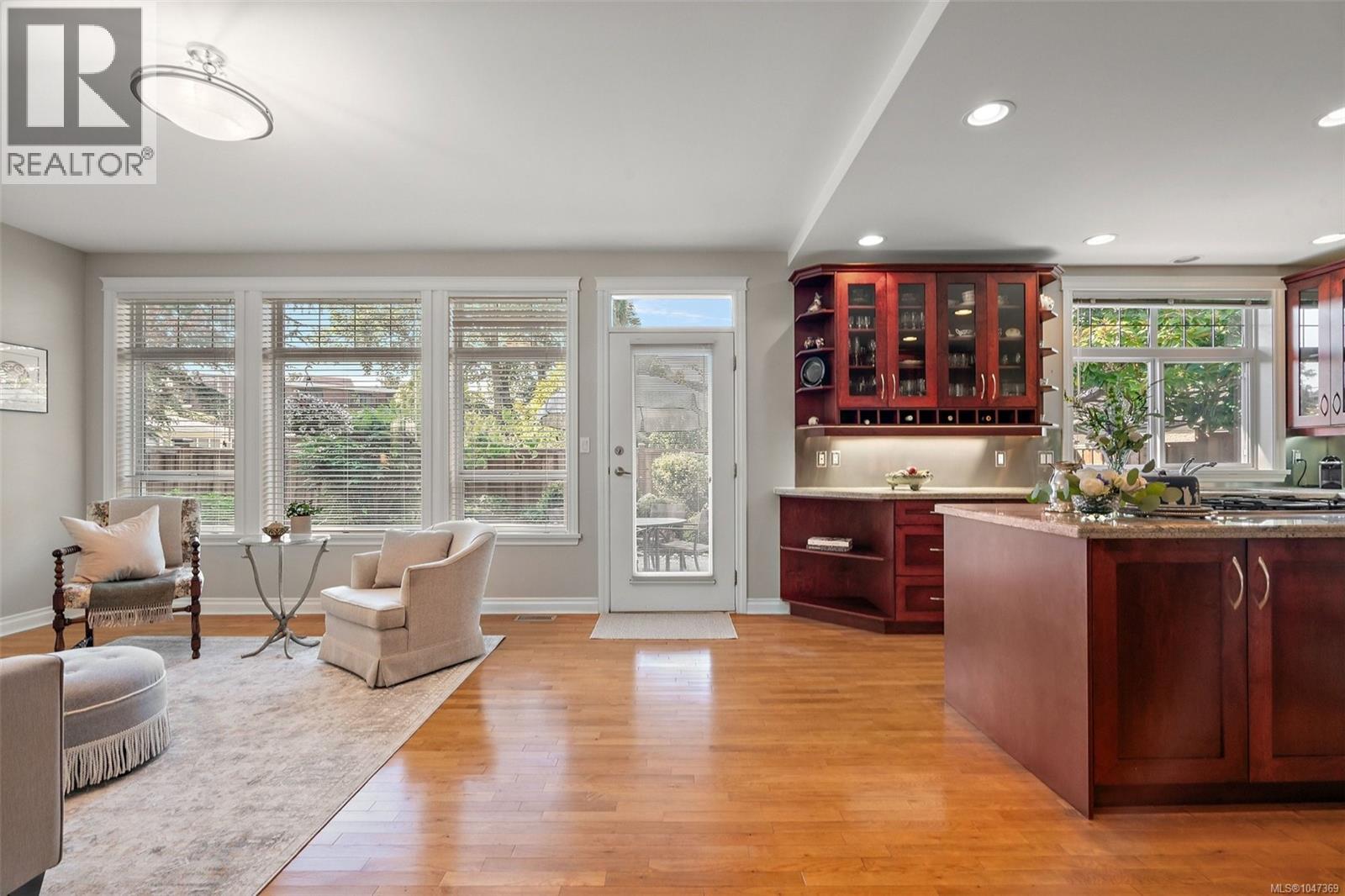 2425 Oak Bay Ave - 11