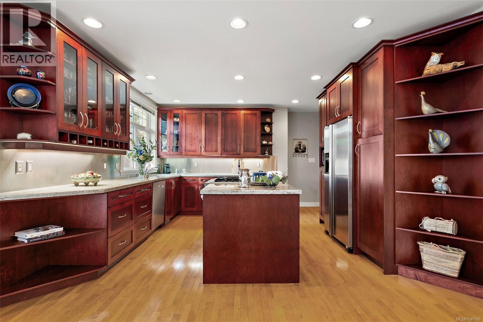 2425 Oak Bay Ave - Image 7