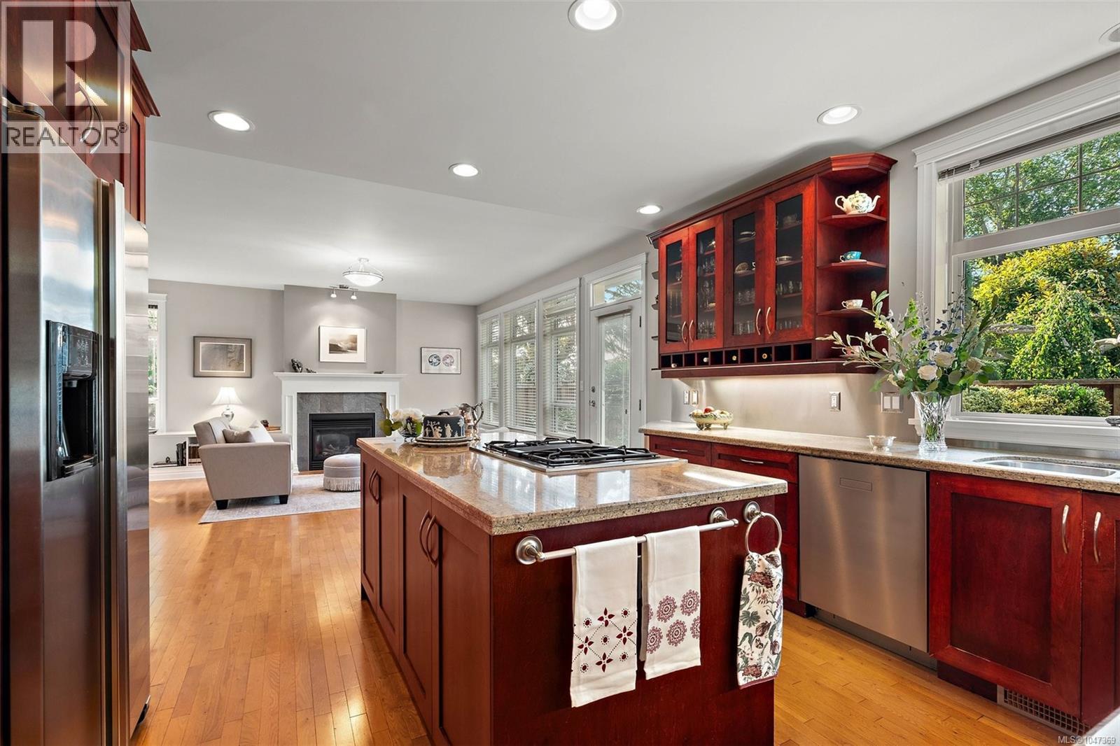 2425 Oak Bay Ave - 8